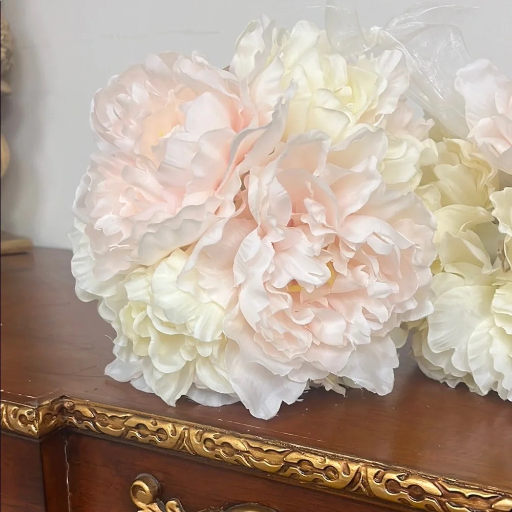 Elegant Cream and Pink Floral Arrangement